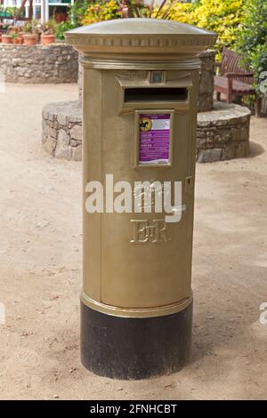 Sark-Briefkasten, Gold lackiert (normalerweise blau) Um den olympischen Erfolg auf der autofreien Insel zu feiern Sark auf den Kanalinseln Stockfoto