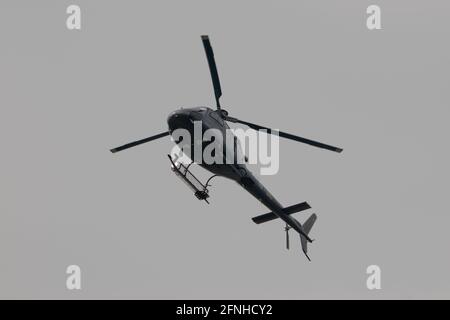 Airbus H125 Hubschrauber im Flug am Flughafen St. Gallen Altenrhein in der Schweiz 28.4.2021 Stockfoto