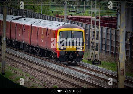 Royal Mail Class 325 - 325002, Richtung Süden, vorbei an DIRFT. Stockfoto