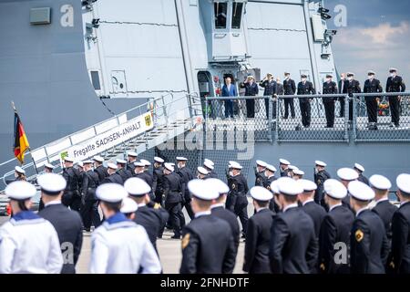 17. Mai 2021, Niedersachsen, Wilhelmshaven: Reiner Haseloff (CDU), Ministerpräsident von Sachsen-Anhalt, steht während der Inbetriebnahme der Fregatte Sachsen-Anhalt auf dem Schiff. Die Sachsen-Anhalt ist die dritte von insgesamt vier Fregatten der neuen F125-Klasse. Foto: Sina Schuldt/dpa Stockfoto