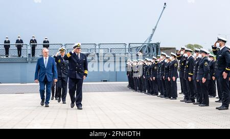 17. Mai 2021, Niedersachsen, Wilhelmshaven: Reiner Haseloff (CDU,l), Ministerpräsident von Sachsen-Anhalt, und Rainer Brinkmann, Vizeadmiral, gehen bei der Inbetriebnahme vor der Fregatte Sachsen-Anhalt. Die Sachsen-Anhalt ist die dritte von insgesamt vier Fregatten der neuen F125-Klasse. Foto: Sina Schuldt/dpa Stockfoto