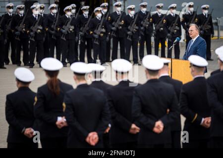 17. Mai 2021, Niedersachsen, Wilhelmshaven: Reiner Haseloff (CDU), Ministerpräsident von Sachsen-Anhalt, spricht bei der Inbetriebnahme der Fregatte Sachsen-Anhalt. Die Sachsen-Anhalt ist die dritte von insgesamt vier Fregatten der neuen F125-Klasse. Foto: Sina Schuldt/dpa Stockfoto