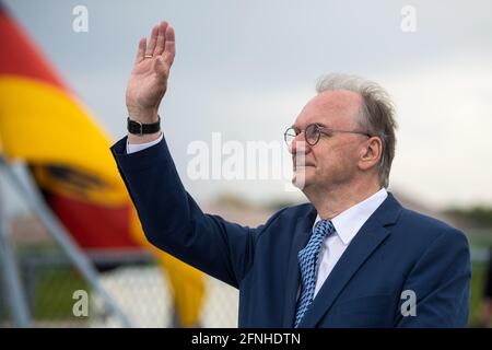 17. Mai 2021, Niedersachsen, Wilhelmshaven: Reiner Haseloff (CDU), Ministerpräsident von Sachsen-Anhalt, steht auf der Fregatte Sachsen-Anhalt. Die Sachsen-Anhalt ist die dritte von insgesamt vier Fregatten der neuen F125-Klasse. Foto: Sina Schuldt/dpa Stockfoto