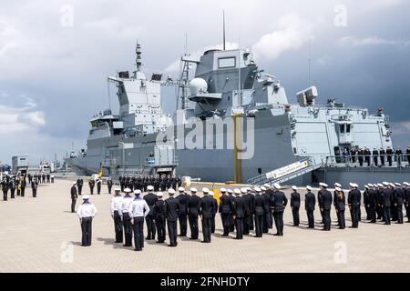 17. Mai 2021, Niedersachsen, Wilhelmshaven: Navy-Soldaten stehen bei ihrer Inbetriebnahme vor der Fregatte Sachsen-Anhalt. Die Sachsen-Anhalt ist die dritte von insgesamt vier Fregatten der neuen F125-Klasse. Foto: Sina Schuldt/dpa Stockfoto