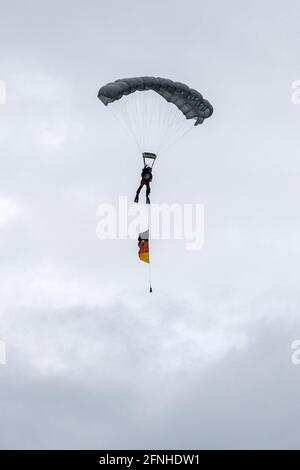 17. Mai 2021, Niedersachsen, Wilhelmshaven: Fallschirmjäger der Bundeswehr fliegen bei ihrer Inbetriebnahme über die Fregatte Sachsen-Anhalt. Die Sachsen-Anhalt ist die dritte von insgesamt vier Fregatten der neuen F125-Klasse. Foto: Sina Schuldt/dpa Stockfoto