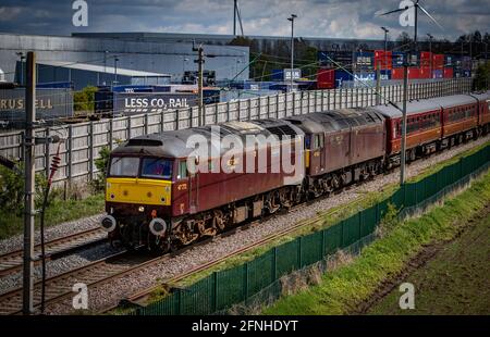 Die 47772/47802 der West Coast Railways der Klasse 47 mit leerem Pass DIRFT auf dem Weg nach Carnforth. Stockfoto