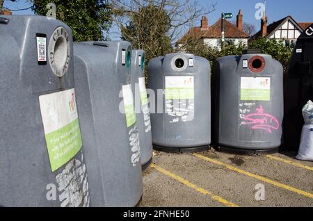 Wokingham, Großbritannien - 28. Februar 2021: Große Behälter zum Sammeln von unerwünschtem Glas für das Recycling auf einem Parkplatz im Stadtzentrum von Wokingham, in der Grafschaft Békshire. Auf einem angezeigt Stockfoto