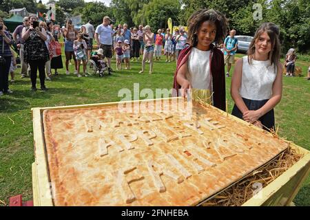 Marldon Apple Pie Fair 2019, Prinzessin Rhianna Gayle und die Aufseherin Grace Blake schnitten den Kuchen. Stockfoto