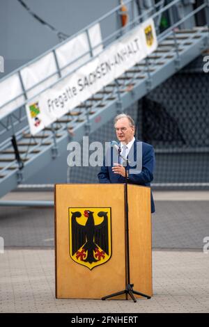 17. Mai 2021, Niedersachsen, Wilhelmshaven: Reiner Haseloff (CDU), Ministerpräsident von Sachsen-Anhalt, spricht bei der Inbetriebnahme der Fregatte Sachsen-Anhalt. Die Sachsen-Anhalt ist die dritte von insgesamt vier Fregatten der neuen F125-Klasse. Foto: Sina Schuldt/dpa Stockfoto