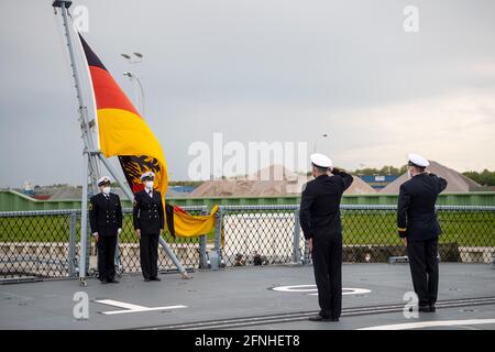 17. Mai 2021, Niedersachsen, Wilhelmshaven: Mit dem Heben der Flagge wird die Fregatte Sachsen-Anhalt in Dienst gestellt. Die Sachsen-Anhalt ist die dritte von insgesamt vier Fregatten der neuen F125-Klasse. Foto: Sina Schuldt/dpa Stockfoto