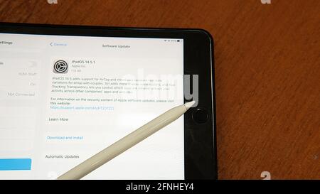 Rawang, Selangor, Malaysia, 17. Mai 2021 - selektiver Fokus des ios 14.5.1-Updates auf dem ipad mini Stockfoto