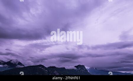 Sturmwolken über den Alpen. Zentralschweiz. Natürlicher Hintergrund. Stockfoto