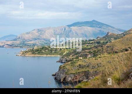 Naturschutzgebiet Zingaro, Trapani, Sizilien, Italien. Blick entlang der zerklüfteten Küste des Golfs von Castellammare nach Scopello und dem entfernten Monte Inici. Stockfoto