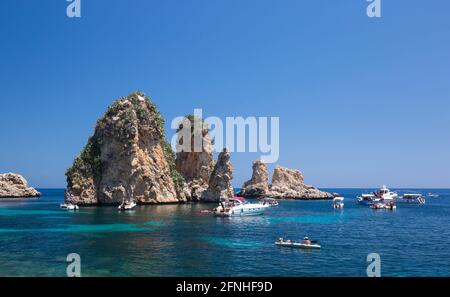 Scopello, Trapani, Sizilien, Italien. Blick über die Bucht auf die Faraglioni, eine Reihe von Stacks im Golf von Castellammare vor dem Tonnara di Scopello. Stockfoto