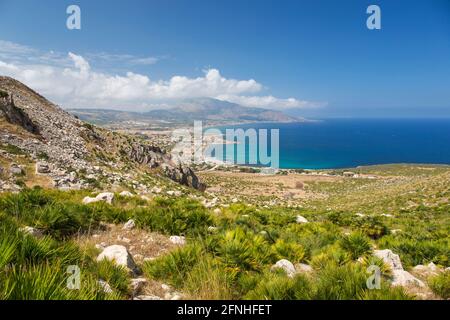 Custonaci, Trapani, Sizilien, Italien. Blick von den trostigen, felsigen Hängen des Monte Cofano über den Golf von Bonagia zum entfernten Monte Erice. Stockfoto