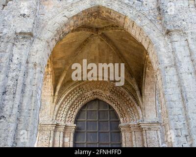 Erice, Trapani, Sizilien, Italien. Auffallender, mit Rippen gewölbter Portikus über der Westtür der Kathedrale Santa Maria Assunta auf dem Hügel aus dem 14. Jahrhundert. Stockfoto