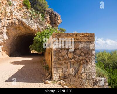 Scopello, Trapani, Sizilien, Italien. Auffälliges Schild über dem Golf von Castellammare, das den südlichen Eingang zum Naturschutzgebiet Zingaro markiert. Stockfoto