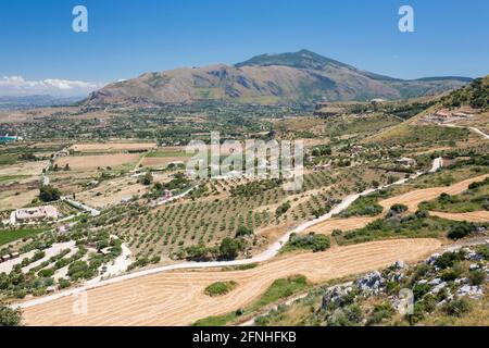 Scopello, Trapani, Sizilien, Italien. Blick über die landwirtschaftlich typische Landschaft vom Torre Bennistra, Monte Inici im Hintergrund. Stockfoto