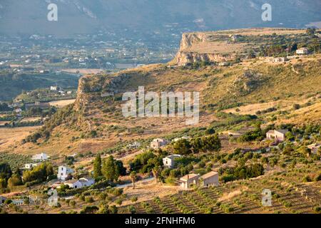 Scopello, Trapani, Sizilien, Italien. Blick über die typische landwirtschaftliche Landschaft vom Torre Bennistra, Sonnenaufgang. Stockfoto