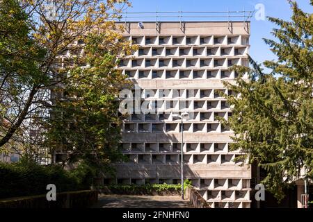 Universitäts- und Stadtbibliothek in der Kerpener Straße im Stadtteil Lindenthal, erbaut 1966 nach Plänen des Architekten Rolf Gutbrod, Köln. Stockfoto