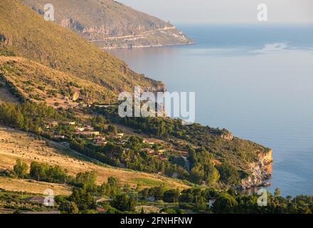 Scopello, Trapani, Sizilien, Italien. Blick vom Torre Bennistra über die Küste des Golfs von Castellammare zum Naturschutzgebiet Zingaro, Sonnenaufgang. Stockfoto