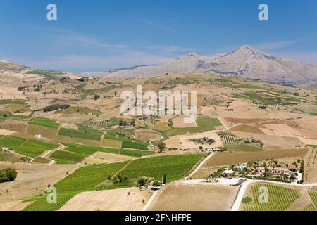 Calatafimi-Segesta, Trapani, Sizilien, Italien. Blick über typische landwirtschaftliche Flächen von den Hängen des Monte Bàrbaro, archäologische Stätte Segesta. Stockfoto