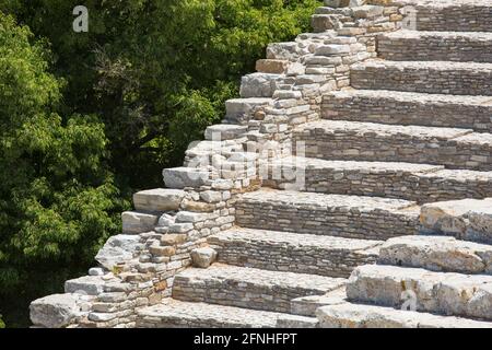 Calatafimi-Segesta, Trapani, Sizilien, Italien. Steintreppen des antiken griechischen Theaters auf dem Monte Bàrbaro, archäologische Stätte von Segesta. Stockfoto