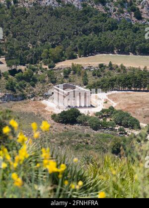 Calatafimi-Segesta, Trapani, Sizilien, Italien. 5. Jahrhundert v. Chr. dorischer Tempel in ländlicher Umgebung am Fuße des Monte Bàrbaro, Segesta archäologische Stätte. Stockfoto