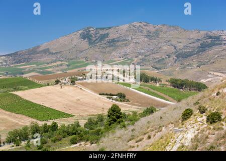 Calatafimi-Segesta, Trapani, Sizilien, Italien. Blick über landwirtschaftliche Flächen auf den Monte Inici von den Hängen des Monte Bàrbaro, archäologische Stätte Segesta. Stockfoto