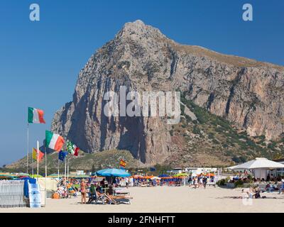 San Vito Lo Capo, Trapani, Sizilien, Italien. Blick auf den idyllischen weißen Sandstrand zur hoch aufragenden Nordwand des Monte Monaco. Stockfoto