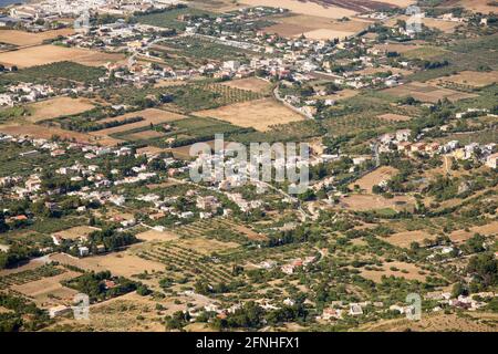 Erice, Trapani, Sizilien, Italien. Blick vom Monte Erice über die fruchtbare Agrarlandschaft auf das Dorf Sant'Andrea Bonagia. Stockfoto