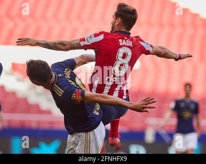 Unai Garcia (CA Osasuna) und Saúl Ñíguez (Atletico de Madrid) In Aktion während der La Liga-Spielrunde 36 zwischen Atletico Madrid und CA Osasuna im Wanda Metropolitano Stadium.Sportstadien in ganz Spanien unterliegen aufgrund der Coronavirus-Pandemie strengen Beschränkungen, da staatliche Gesetze zur sozialen Distanzierung Fans in Veranstaltungsorten verbieten, was dazu führt, dass Spiele hinter verschlossenen Türen gespielt werden. Endergebnis; Atletico Madrid 2:1 CA Osasuna. Stockfoto