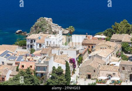 Scopello, Trapani, Sizilien, Italien. Blick über die Dächer des Dorfes auf das tiefblaue Wasser des Golfs von Castellammare. Stockfoto