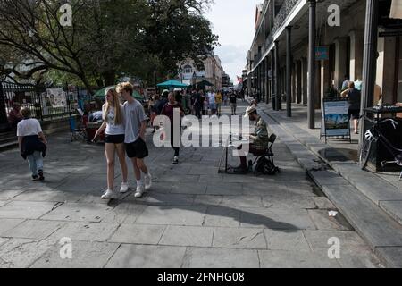 Ein Straßendichter unterhält Touristen und Einheimische gleichermaßen auf dem pulsierenden Jackson Square, dem Herzen des historischen French Quarter von New Orleans. Stockfoto