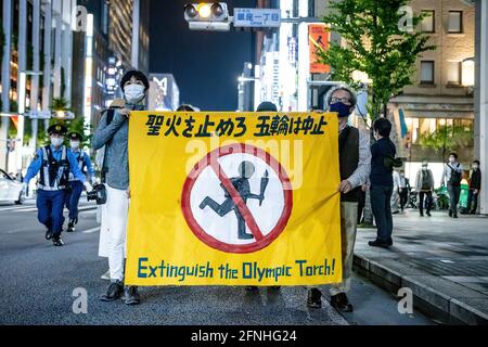 Tokio, Japan. Mai 2021. Während der Demonstration halten die Demonstranten ein Banner. Die Demonstranten protestieren gegen die Olympischen Spiele in Tokio mit Plakaten und Spruchbändern, auf denen durch die Gegend von Shimbashi und Ginza gerufen wird, „hört einfach auf“. Kredit: SOPA Images Limited/Alamy Live Nachrichten Stockfoto