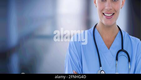 Zusammensetzung des mittleren Abschnitts der weiblichen Chirurgen in Scrubs und Stethoskop Mit Kopierbereich Stockfoto