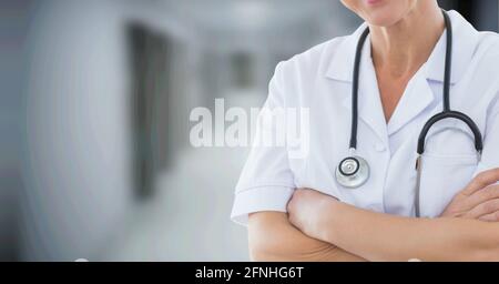 Zusammensetzung der Mittelsektion der Ärztin im Laborkittel und Stethoskop mit Kopierbereich Stockfoto