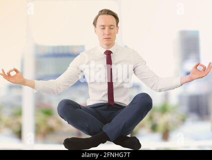 Komposition eines Geschäftsmannes mit geschlossenen Augen, meditiert über dem Stadtbild Im Hintergrund Stockfoto