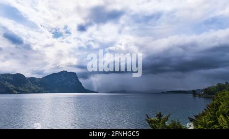 Sturmfront über die Berge und den Vierwaldstättersee. Stockfoto