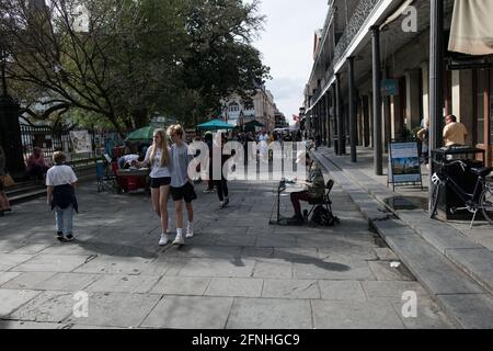 Ein Straßendichter unterhält Touristen und Einheimische gleichermaßen auf dem pulsierenden Jackson Square, dem Herzen des historischen French Quarter von New Orleans. Stockfoto