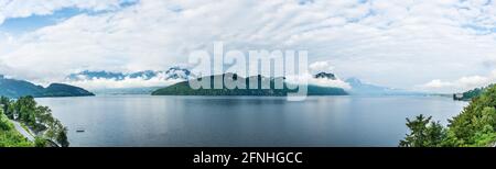 Herrliches Panorama extra breit. Der Vierwaldstättersee und die Alpen in der Schweiz. Kanton Nidwalden und Luzern. Stockfoto