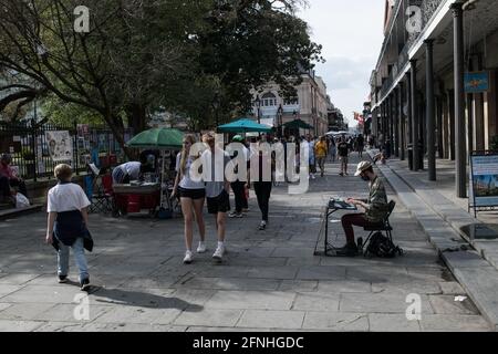 Ein Straßendichter unterhält Touristen und Einheimische gleichermaßen auf dem pulsierenden Jackson Square, dem Herzen des historischen French Quarter von New Orleans. Stockfoto