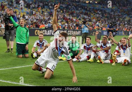 firo: 13.07.2014 Fußball, Fußball, Weltmeisterschaft 2014 Brasilien, Weltmeisterschaft 2014 Brasilien, Fußball-Weltmeisterschaft Brasilien 2014, FIFA FUSSBALL-WELTMEISTERSCHAFT Brasilien 2014, Brasilien, Bresil, GER, Deutschland - ARG, Argentinien 1: 0 NV-Finale, Weltcup-Finale, Weltmeister Deutschland GER Thomas Muller Müller Müller, Jubel, GER-Torhüter Manuel Neuer, mehr als 5 fünf fünf Spieler weltweit im Einsatz Stockfoto