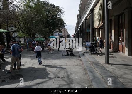 Ein Straßendichter unterhält Touristen und Einheimische gleichermaßen auf dem pulsierenden Jackson Square, dem Herzen des historischen French Quarter von New Orleans. Stockfoto