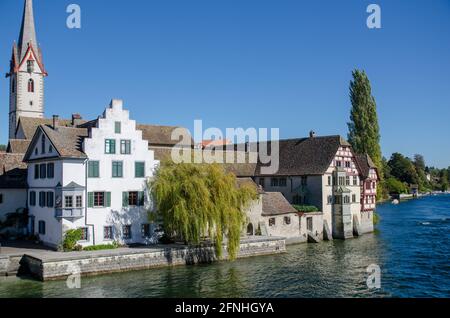 Ein Blick von einer Brücke auf einen Teil der Altstadt von Stein am Rhein Stockfoto