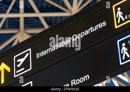 Anfahrt auf dem Schild am Flughafen - Internationale Abflüge Stockfoto