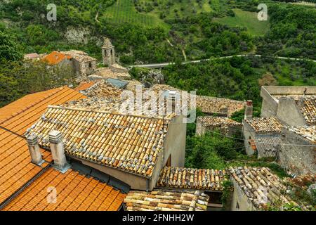 Draufsicht auf die Dächer des alten Bergdorfes Corvara. Corvara, Provinz Pescara, Abruzzen, Italien, Europa Stockfoto