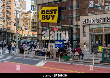 Das Best Buy Elektronikgeschäft auf einem belebten Union Square in New York am Samstag, den 15. Mai 2021. (Foto von Richard B. Levine) Stockfoto