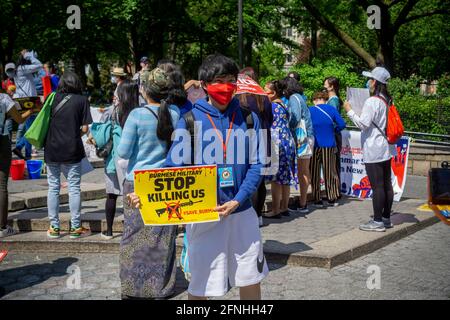 Burmesische Aktivisten und ihre Unterstützer protestieren am Samstag, den 15. Mai 2021, im Union Square Park in New York gegen die Aktionen der Militärregierung in Myanmar. (Foto von Richard B. Levine) Stockfoto