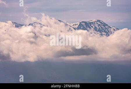 Immer noch schneebedeckte Gipfel des Maiella-Gebirges über den Wolken. Geopark Maiella. Nationalpark Maiella, Abruzzen, Italien, europa Stockfoto